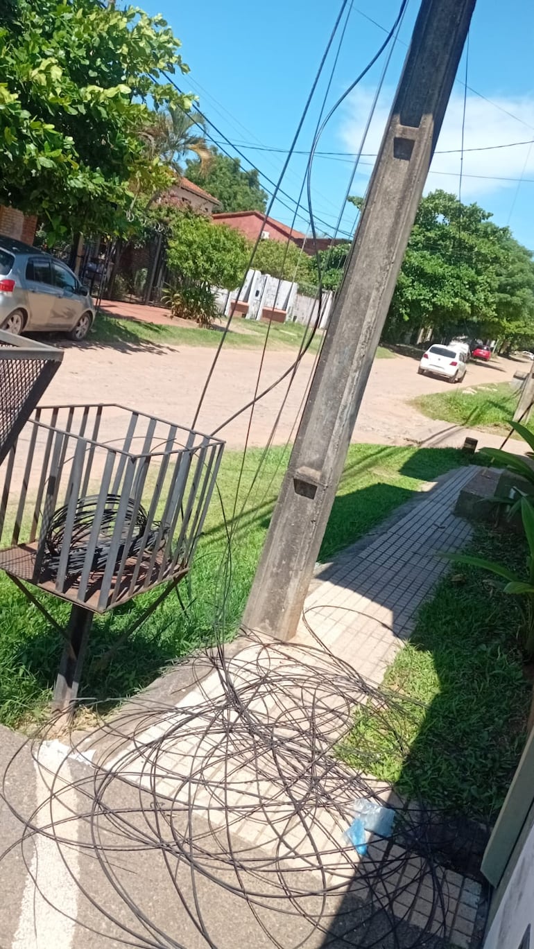 Cables y otros objetos de conexión de telefonías caídos en la vía pública.