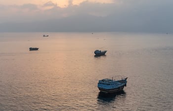 Buques anclados cerca del estrecho de Ormuz, en la península de Musandam, cerca de la costa de Omán.