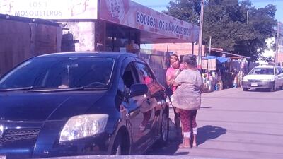 El abastecimiento de combustible en la zona de frontera con Argentina por el precio más accesible hace que los emblemas nacionales tengan una caída importante en las ventas.