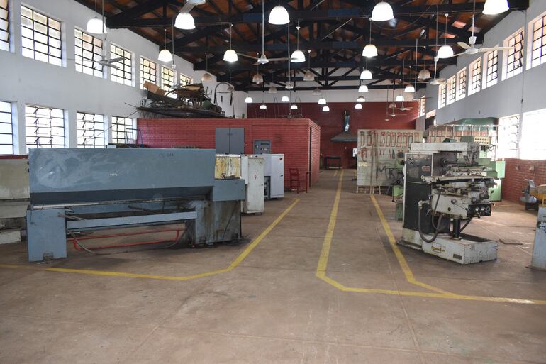 Taller industrial en desuso, con máquinas deterioradas y un ambiente vacío que sugiere abandono y falta de mantenimiento.