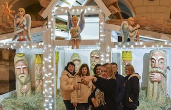 Un grupo de personas posa frente a un pesebre en Leópolis, Ucrania, el pasado viernes.