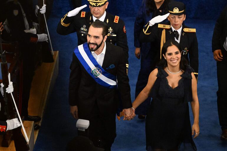 Nayib Bukele y su esposa Gabriela Rodríguez.