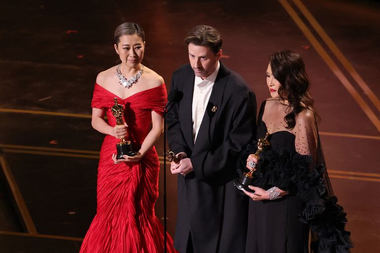 Maggie Kang, Chris Appelhans y Michelle Wong reciben el premio a la Mejor Película de Animación por "KPop Demon Hunters".