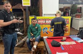 El hoy condenado, Fernando Rotela, cuando fue detenido con las evidencias.