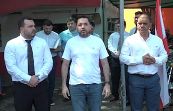 Máximo Medina (i), Luis Bello (c) y Armando Becvort (d), en la toma de mando del primero como nuevo director interino de Servicios Urbanos de la Municipalidad de Asunción.