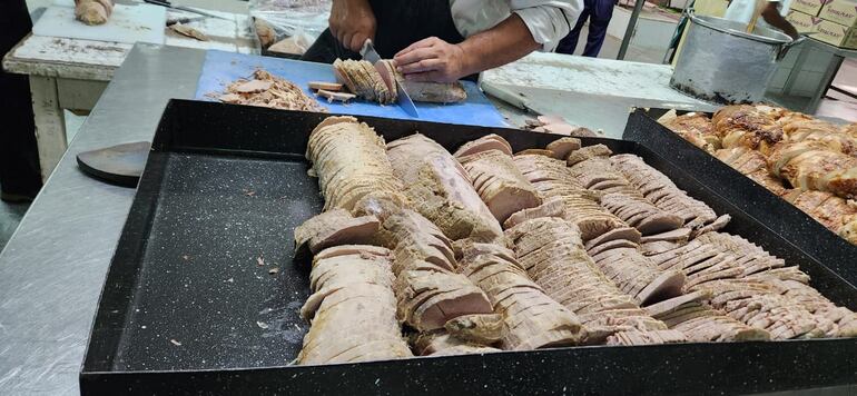Deliciosas comidas se preparan en el Hospital de Clínicas para ofrecer a pacientes en esta Noche Vieja.