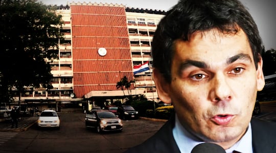 Un total de 29 abogados externos cuestan al Instituto de Previsión Social (IPS) más de G. 2.600 millones al año en honorarios, en medio de una profunda crisis institucional y constantes reclamos por la falta de medicamentos y deficiencias en la atención. La nómina, que históricamente rondaba los 10 profesionales, creció hasta casi 30 durante la administración del actual director jurídico, José “Jose’i” González, hoy envuelto en un escándalo por el llamativo aumento de su patrimonio en un 215%, incremento que ha intentado justificar con versiones contradictorias.