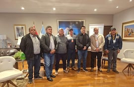 Dirigentes de pescadores de Ayolas se reunieron con el titular paraguayo de Yacyretá Luis Benítez.