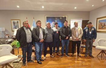 Dirigentes de pescadores de Ayolas se reunieron con el titular paraguayo de Yacyretá Luis Benítez.