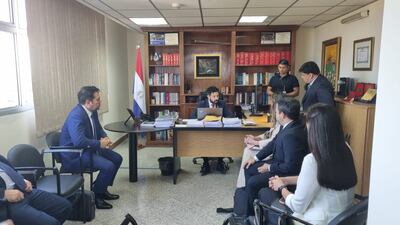 La defensa de Alexandre Rodrigues Gomes y agentes fiscales investigadores, en el despacho del juez Osmar Legal, para la diligencia.