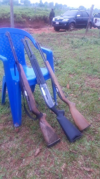 Las armas incautadas durante el allanamiento en Kurusu de Hierro.