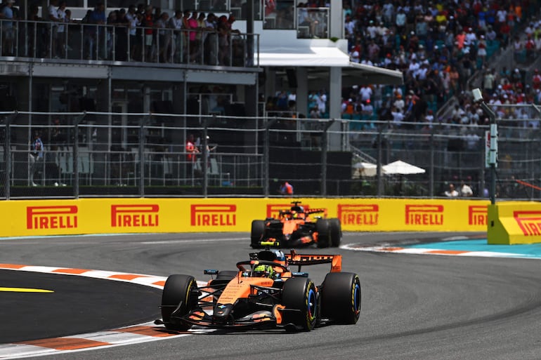 El monoplaza de McLaren del piloto británico Lando Norris en la carrera sprint del Gran Premio de Miami en el Autódromo Internacional de Miami, en Miami Gardens, Estados Unidos. 