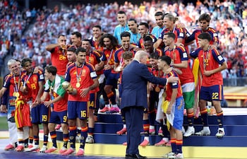 Rodri recibe el trofeo de Campeón Mundial de la FIFA de manos del presidente de Estados Unidos, Donald Trump, durante la celebración de los campeones mundiales tras la final de la Copa Mundial de la FIFA 2026