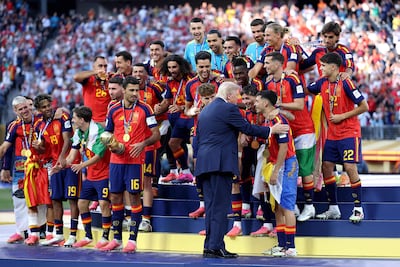 Rodri recibe el trofeo de Campeón Mundial de la FIFA de manos del presidente de Estados Unidos, Donald Trump, durante la celebración de los campeones mundiales tras la final de la Copa Mundial de la FIFA 2026