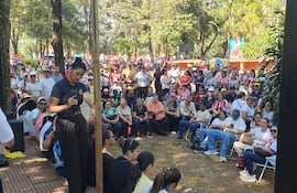 Los docentes en la Plaza de la Paz de Ciudad del Este antes de marchar hacia la zona primaria.