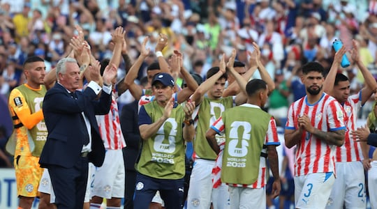 Jugadores de Paraguay saludan este sábado, al finalizar un partido por los octavos de final del Mundial de la FIFA 2026 entre Paraguay y Francia en el estadio de Filadelfia (Estados Unidos). EFE/ Octavio Guzmán
