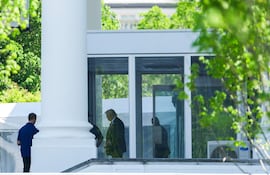 El presidente estadounidense Donald Trump (C) habla con el enviado especial de Estados Unidos para Oriente Medio, Steve Witkoff (parcialmente oculto), y miembros de su equipo en la Casa Blanca en Washington, D.C., EE. UU., el 18 de abril de 2026.