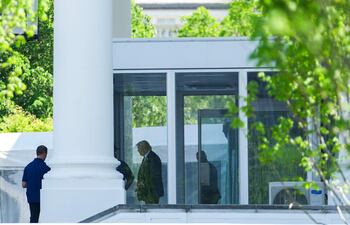 El presidente estadounidense Donald Trump (C) habla con el enviado especial de Estados Unidos para Oriente Medio, Steve Witkoff (parcialmente oculto), y miembros de su equipo en la Casa Blanca en Washington, D.C., EE. UU., el 18 de abril de 2026.