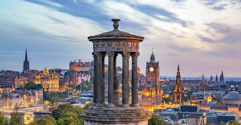 Paisaje panorámico de Edimburgo al atardecer, visto desde Calton Hill, Escocia.