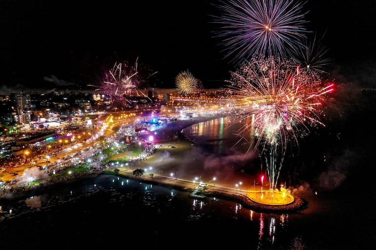 Encarnación: fiesta de Año Nuevo llevó a 70.000 personas en la costa del río Paraná