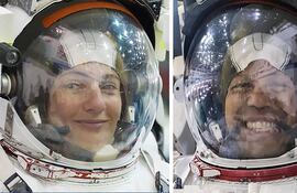 Fotografía divulgada por la NASA que muestra a los astronautas Jessica Meir (i) y Chris Williams con sus trajes espaciales en la Estación Espacial Internacional (EEI).