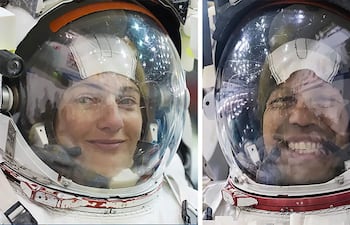 Fotografía divulgada por la NASA que muestra a los astronautas Jessica Meir (i) y Chris Williams con sus trajes espaciales en la Estación Espacial Internacional (EEI).