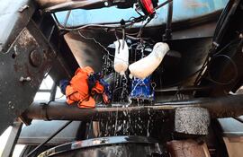 El derrame de miles de litros se produjo por daños en un camión cisterna.