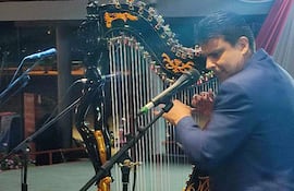 Marcelo Rojas, un virtuoso del arpa, oriundo de la ciudad de Yuty, se reencontró con su público y amigos durante el 25 Festival Nacional del Paraná.