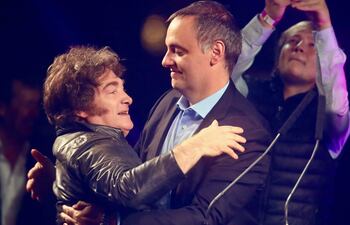 El presidente argentino, Javier Milei (izq.), abraza al portavoz presidencial y candidato a diputado, Manuel Adorni, durante su mitin de cierre de campaña en Buenos Aires.