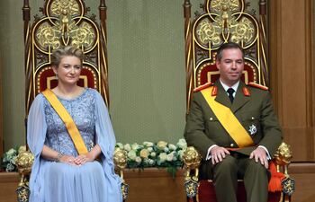 Stephanie, Gran Duquesa de Luxemburgo, y Guillermo, Gran Duque de Luxemburgo, durante la ceremonia de juramento en la Cámara de Diputados de Luxemburgo. (EFE/ Olivier Hoslet)