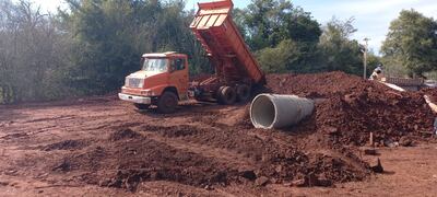 Máquinas municipales en obras.