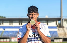 El joven zaguero central de Nacional, Alexis Alexis Coronel Gómez (18 años), con la medalla de oro obtenida con la albirrojo en los Juegos Odesur 2026.