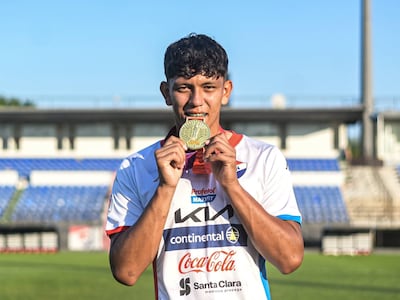 El joven zaguero central de Nacional, Alexis Alexis Coronel Gómez (18 años), con la medalla de oro obtenida con la albirrojo en los Juegos Odesur 2026.