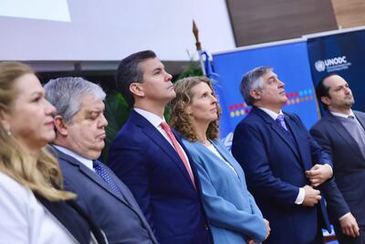 De izq. a der.: la ministra de Salud de Paraguay, María Teresa Barán, el ministro del Interior de Paraguay, Enrique Riera (2-i), el presidente de Paraguay, Santiago Peña(c), la representante regional de la Oficina de las Naciones Unidas contra la Droga y el Delito (UNODC) para la Región Andina y el Cono Sur, Candice Welsch, el ministro de Educación de Paraguay, Luis Ramírez (2-d), y el titular de la Secretaría Nacional Antidrogas de Paraguay, Jalil Rachid, durante el lanzamiento de una estrategia contra las drogas sintéticas este martes, en Asunción (Paraguay). Welsch advirtió en Asunción sobre la "creciente disponibilidad de drogas sintéticas" en Latinoamérica y el Caribe. EFE/Presidencia de Paraguay.