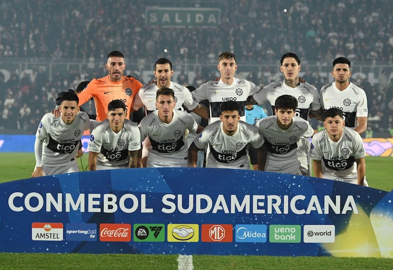 Los jugadores de Olimpia posan para una foto antes del inicio del partido de vuelta de los octavos de final de la Copa Sudamericana entre el Olimpia de Paraguay y el Vasco da Gama de Brasil, en el estadio Defensores del Chaco en Asunción.