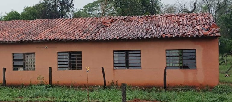 La Escuela Básica Nº 2676 Defensores del Chaco, de la compañía San Blas, Unión, tambien espera el arreglo del techo destruido por el temporal
