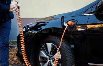 Imagen ilustrativa: un auto eléctrico cargándose.