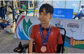 Mauricio Gabriel con la medalla de bronce para nuestro país en Valledupar.