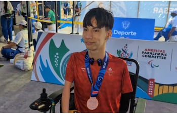 Mauricio Gabriel con la medalla de bronce para nuestro país en Valledupar.