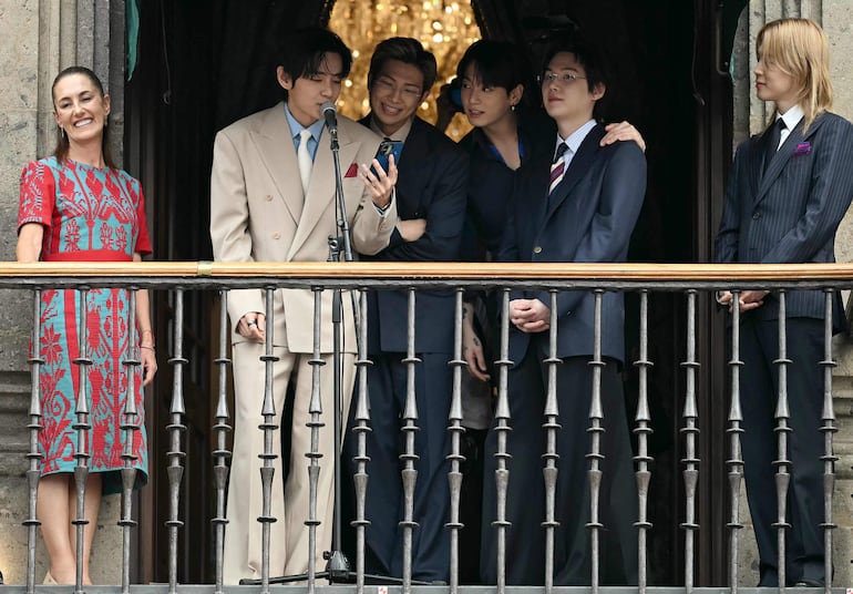V, RM, Jung Kook, Suga y Jimin, los miembros de BTS, junto a la presidenta mexicana Claudia Sheinbaum ayer en el Palacio Nacional de México.