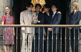 De izquierda a derecha: la presidenta mexicana Claudia Sheinbaum junto a V, RM, Jung Kook, Suga y Jimin, integrantes de BTS.