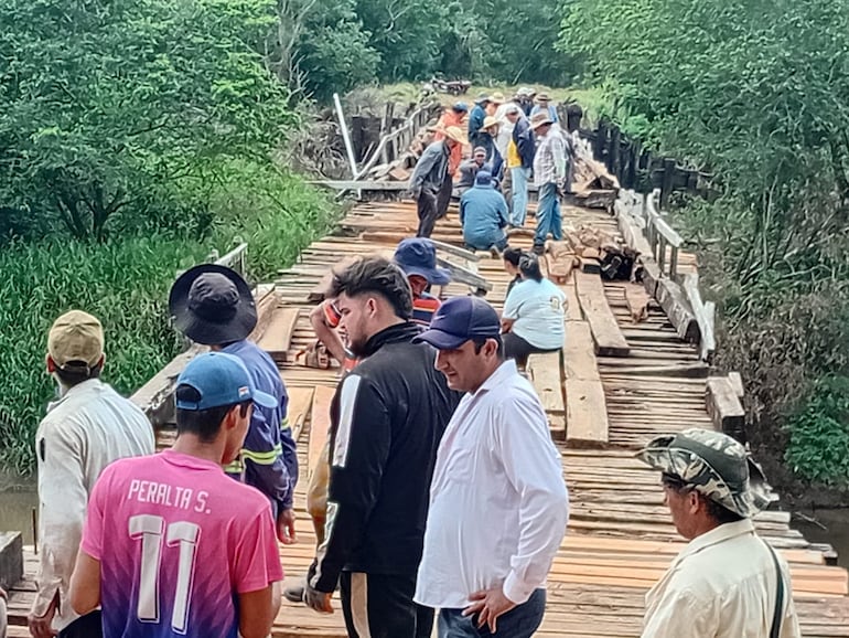 Ante el abandono estatal, pobladores reconstruyen puente sobre el río Pirapó