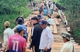 Pobladores reconstruyen puente Yegros-Yuty