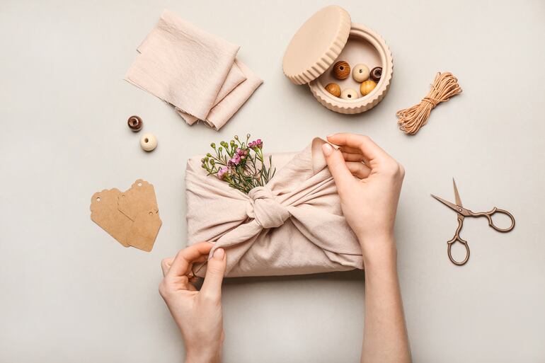 Furoshiki, una forma japonesa de envolver regalos y evitar el desperdicio.