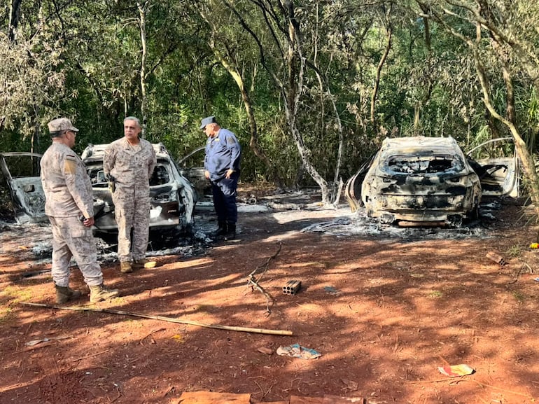 Los dos automóviles usados en el megaataque en Santa Rita fueron quemados en un monte a orillas del Lago Itaipú, en Hernandarias.