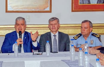 El ministro del Interior, Enrique Riera Escudero (con micrófono); el viceministro de Seguridad Interna, Carlos Humberto Benítez González (en el centro), y el comandante de la Policía Nacional, César Roberto Silguero Lobos (uniformado).