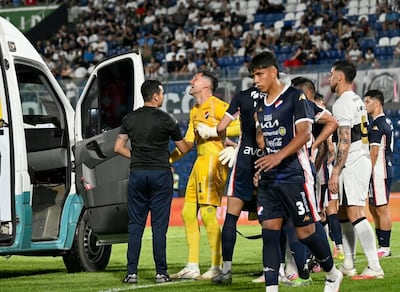 Gerardo Ortiz se dispone a abordar la ambulancia luego de la lesión sufrida el martes durante el partido entre Nacional y Olimpia, en Sajonia.