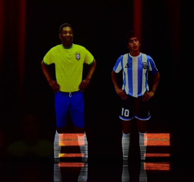 Aparición holográfica de Pelé y Diego Maradona.
