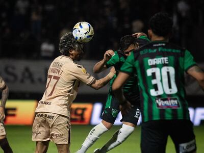 El paraguayo Ronaldo Martínez, futbolista de Platense, disputa el balón en un partido frente a San martín de San Juan por la fecha 16 del torneo Clausura 2025 de la Liga Profesional en el estadio Ciudad de Vicente López, en Buenos Aires, Argentina.