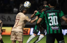 El paraguayo Ronaldo Martínez, futbolista de Platense, disputa el balón en un partido frente a San martín de San Juan por la fecha 16 del torneo Clausura 2025 de la Liga Profesional en el estadio Ciudad de Vicente López, en Buenos Aires, Argentina.